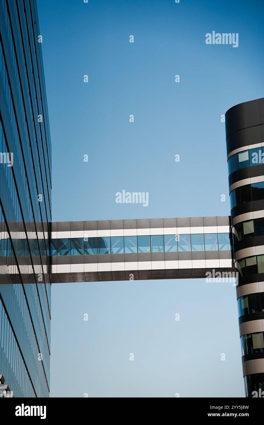 Verbindungsbrücke zwischen zwei Gebäuden mit hellblauem Himmel. Stockfoto