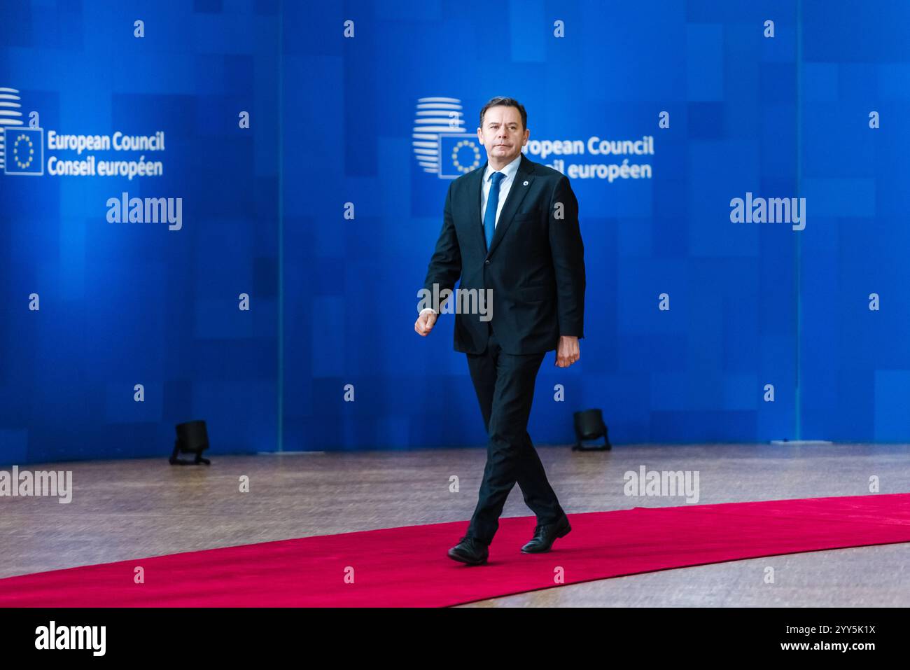 BRÜSSEL, BELGIEN - 19. DEZEMBER 2024 Der portugiesische Premierminister Luís MONTENEGRO trifft am 19. Dezember 2024 zum Gipfel des Europäischen rates im Europa-Gebäude, dem Sitz des EU-Rates in Brüssel, Belgien, ein. Die Staats- und Regierungschefs der EU treffen sich in Brüssel, um über die Ukraine, die EU in der Welt, den Nahen Osten, Resilienz und Vorsorge, Migration und außenpolitische Fragen zu diskutieren. Kredit: Morfo SAVVA | Alamy Live News. Stockfoto