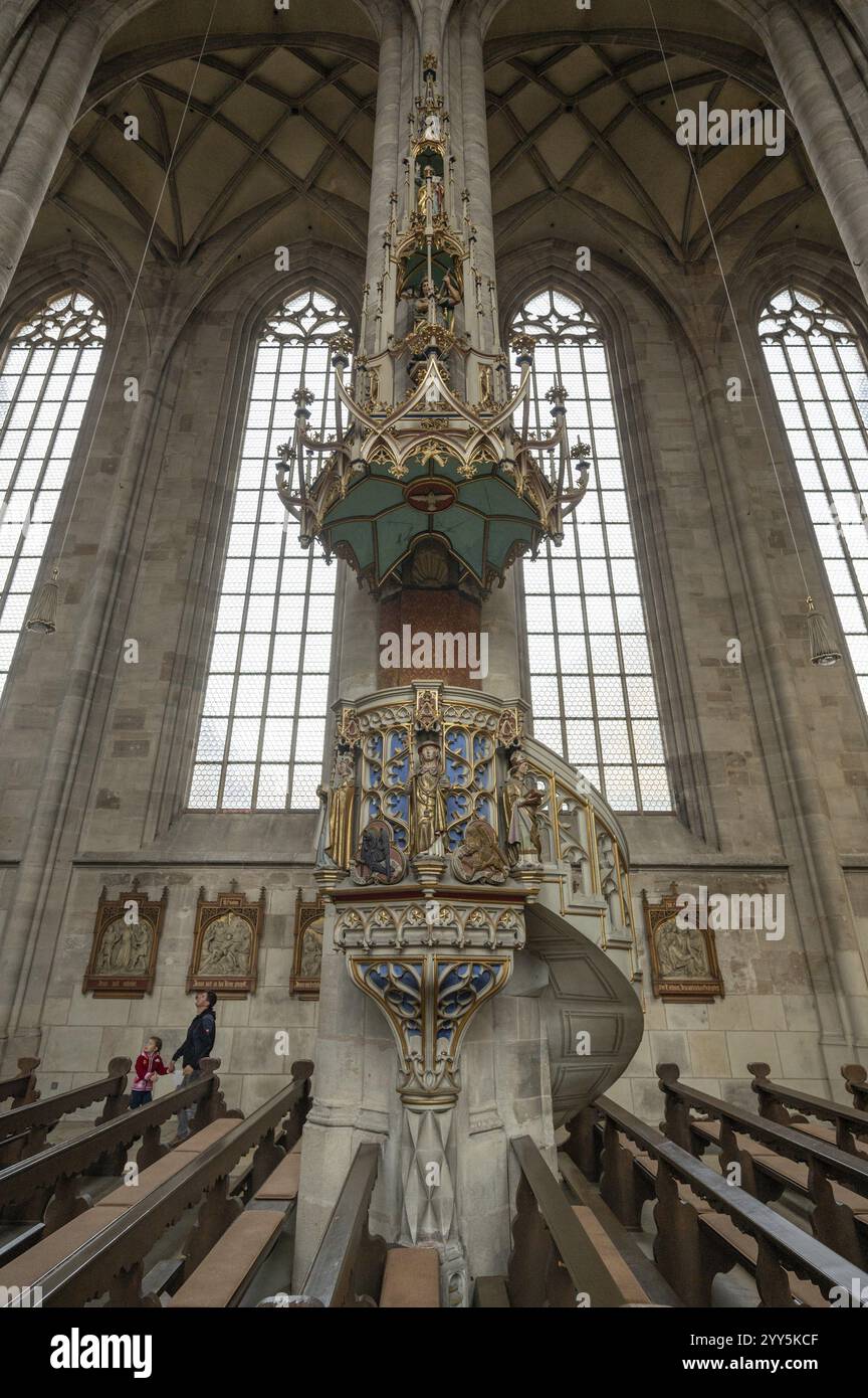 Kanzel mit Sandsteintreppe in der spätgotischen Hallenkirche St. Georg, Dinkelsbühl, Bayern, Deutschland, Europa Stockfoto