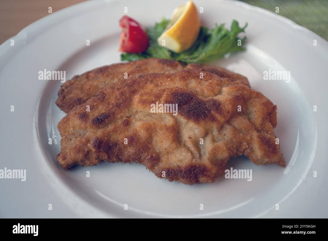 Schnitzel im Wiener Stil serviert auf einem Teller, Bayern, Deutschland, Europa Stockfoto