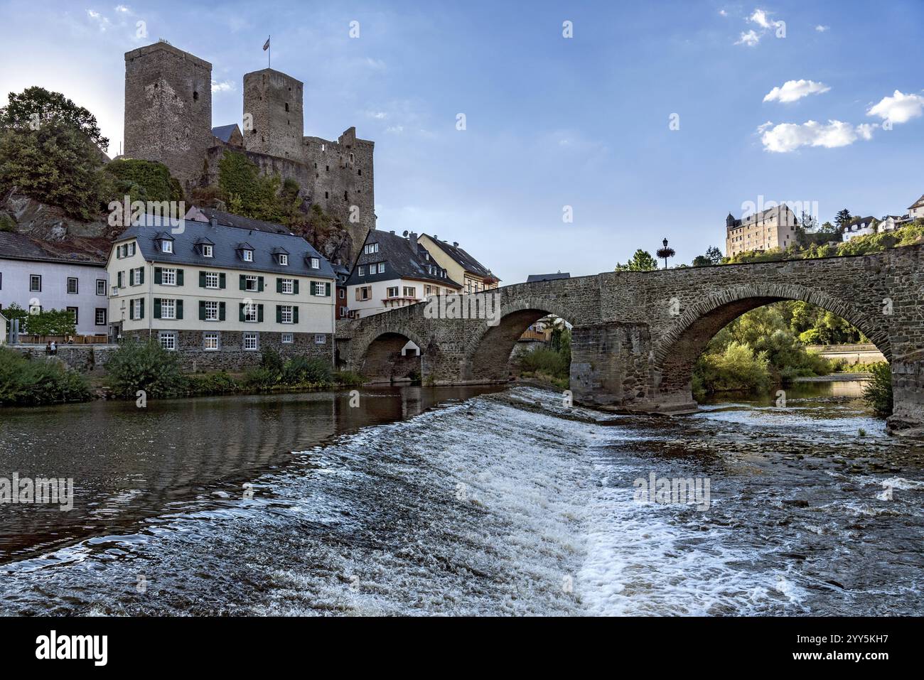 Schloss Runkel, Hügelburg aus dem Hochmittelalter, Ruinen, alte Lahnbrücke, historische Altstadt, romanische Brücke, fluss Lahn, Schloss Schadeck beh Stockfoto