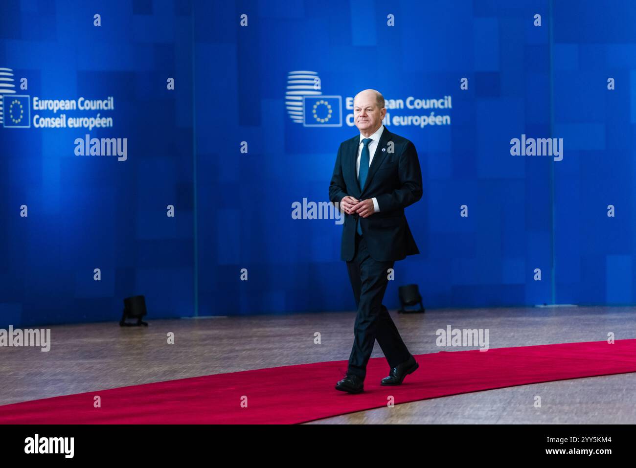 BRÜSSEL, BELGIEN - 19. DEZEMBER 2024 Bundeskanzler OLAF SCHOLZ trifft am 19. Dezember 2024 zum Gipfel des Europäischen rates im Europa-Gebäude, dem Sitz des EU-Rates in Brüssel, Belgien, ein. Die Staats- und Regierungschefs der EU treffen sich in Brüssel, um über die Ukraine, die EU in der Welt, den Nahen Osten, Resilienz und Vorsorge, Migration und außenpolitische Fragen zu diskutieren. Kredit: Morfo SAVVA | Alamy Live News. Stockfoto