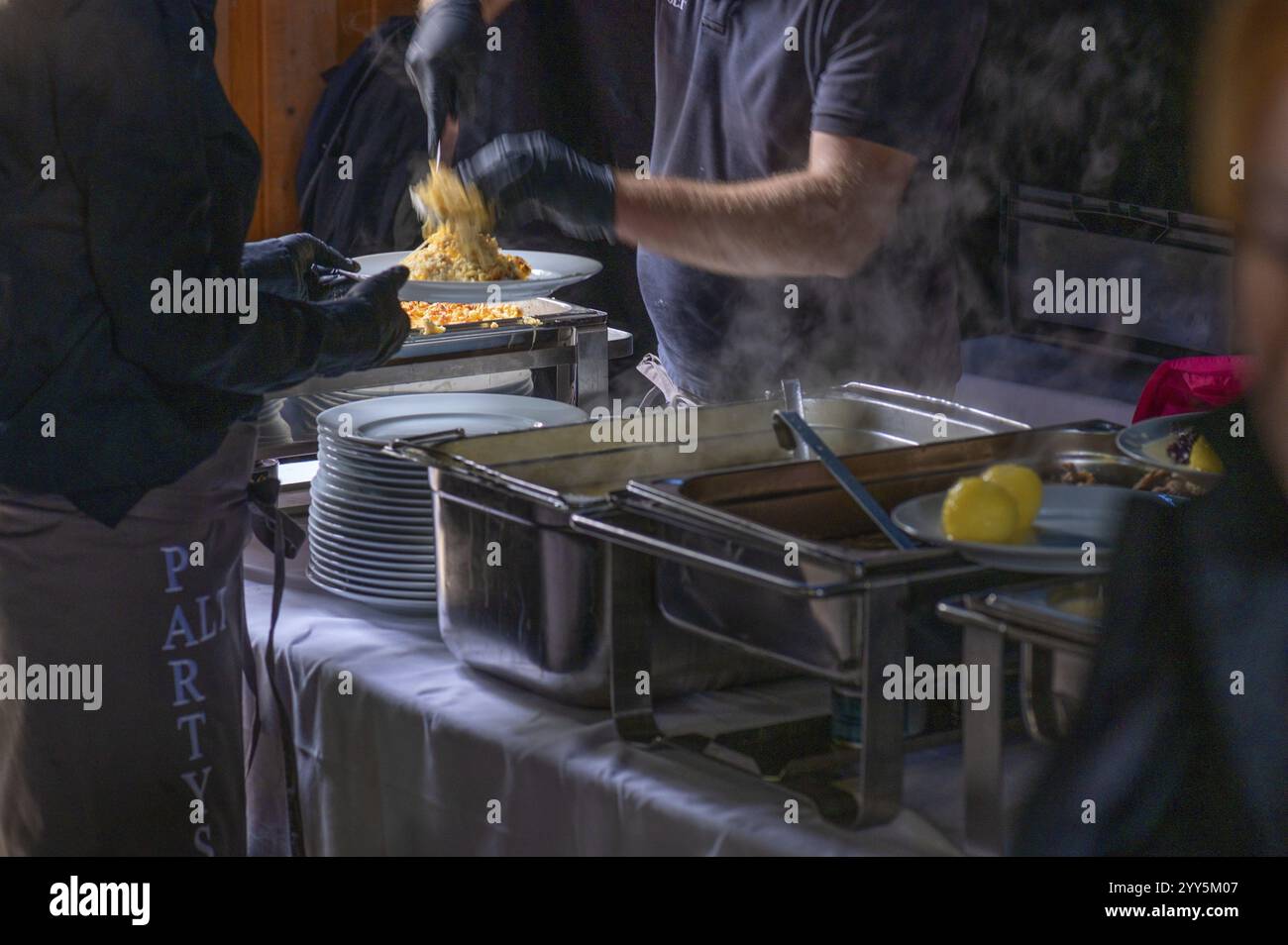 Vertrieb von Allgaeuer Kaesspatzen in einem Festzelt auf einem Volksfest in Franken, Bayern, Deutschland, Europa Stockfoto