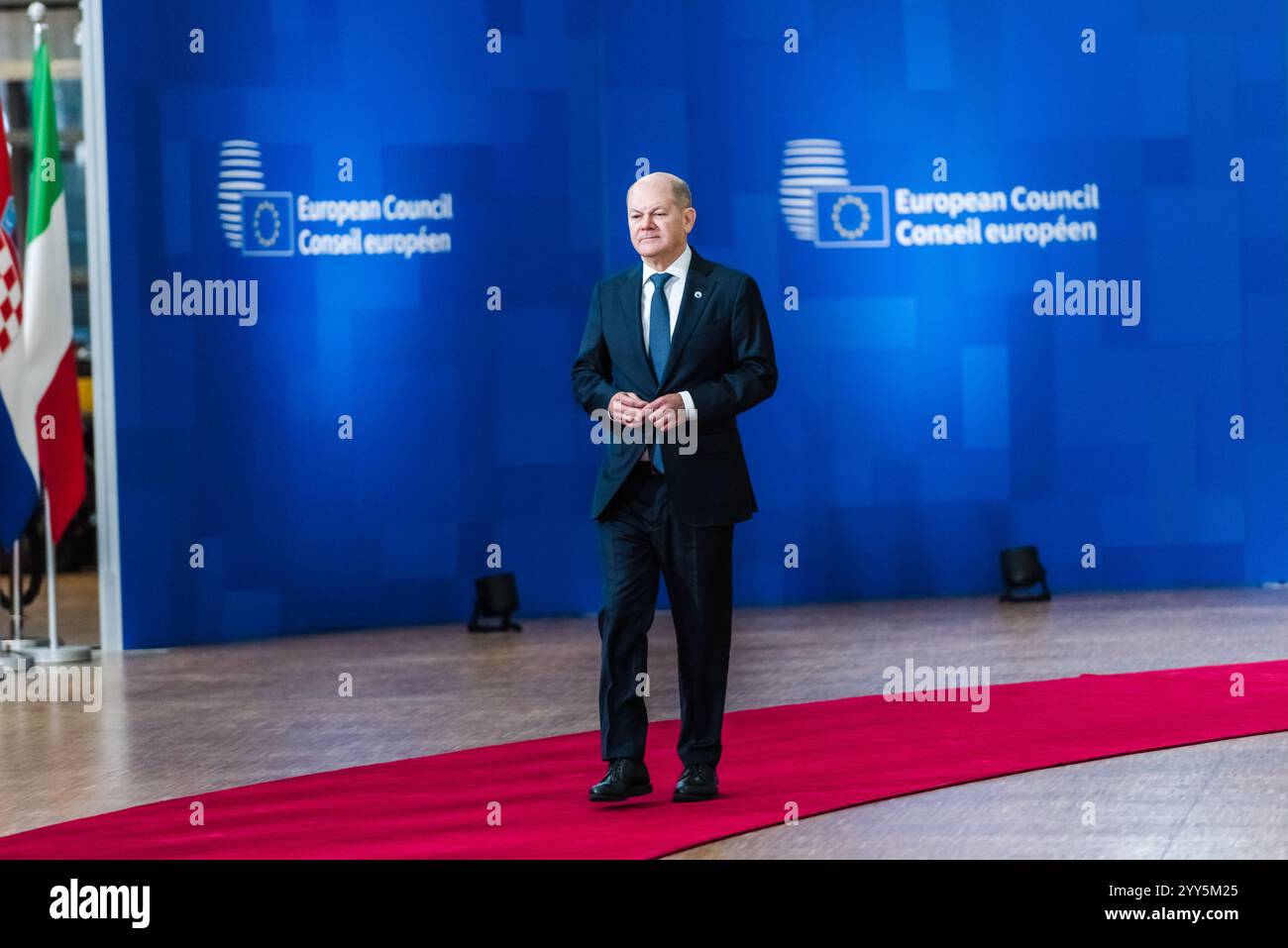 BRÜSSEL, BELGIEN - 19. DEZEMBER 2024 Bundeskanzler OLAF SCHOLZ trifft am 19. Dezember 2024 zum Gipfel des Europäischen rates im Europa-Gebäude, dem Sitz des EU-Rates in Brüssel, Belgien, ein. Die Staats- und Regierungschefs der EU treffen sich in Brüssel, um über die Ukraine, die EU in der Welt, den Nahen Osten, Resilienz und Vorsorge, Migration und außenpolitische Fragen zu diskutieren. Kredit: Morfo SAVVA | Alamy Live News. Stockfoto