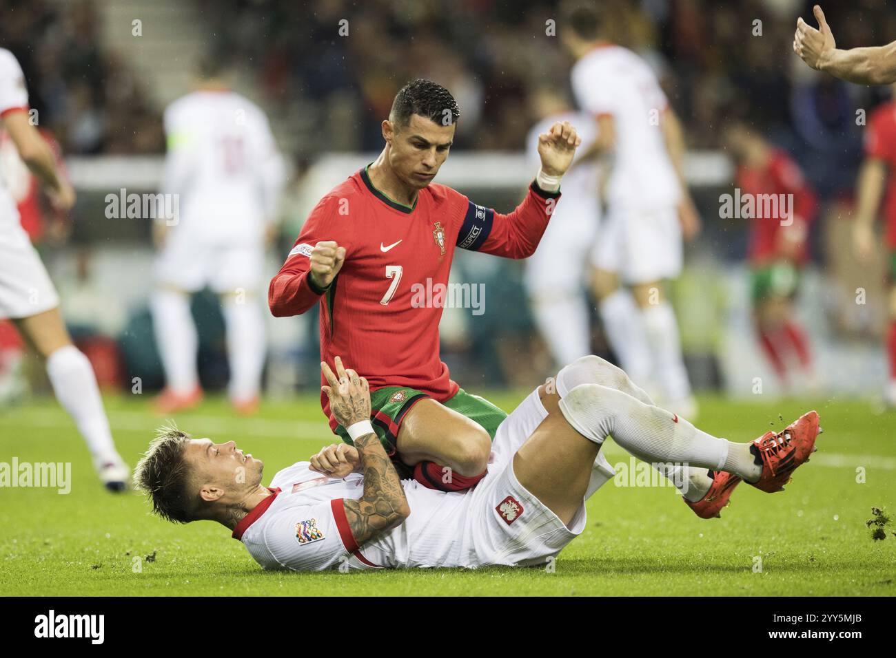 Fußballspiel, Kapitän Cristiano RONALDO CR7 Portugal kniend auf dem Bauch und teilweise auf dem Bauch von Kamil PIATKOWSKI Polen mit beiden Fäusten po Stockfoto