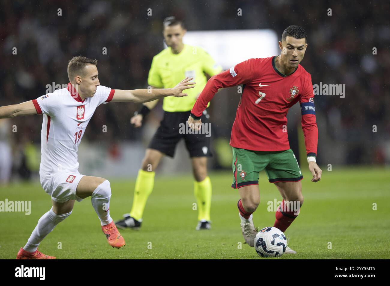 Fußballspiel, Kapitän Cristiano RONALDO CR7 Portugal im Duell mit Dominik MARCZUK Polen, Estadio do Dragao, Porto, Portu Stockfoto