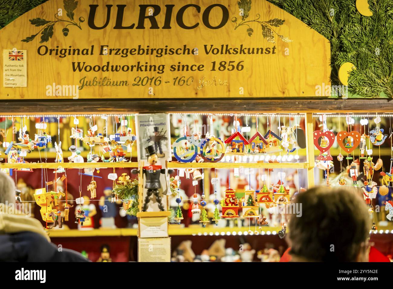 Der Dresdner Striezelmarkt ist ein Dresdner Weihnachtsmarkt. Er wird seit 1434 im Advent, meist am Altmarkt, abgehalten und zieht eine Asche an Stockfoto