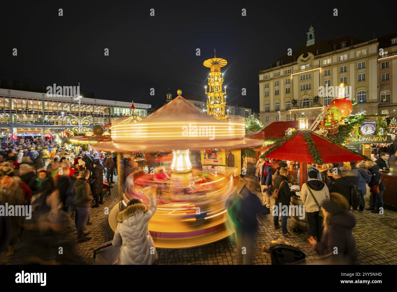 Der Dresdner Striezelmarkt ist ein Dresdner Weihnachtsmarkt. Er wird seit 1434 im Advent, meist am Altmarkt, abgehalten und zieht eine Asche an Stockfoto