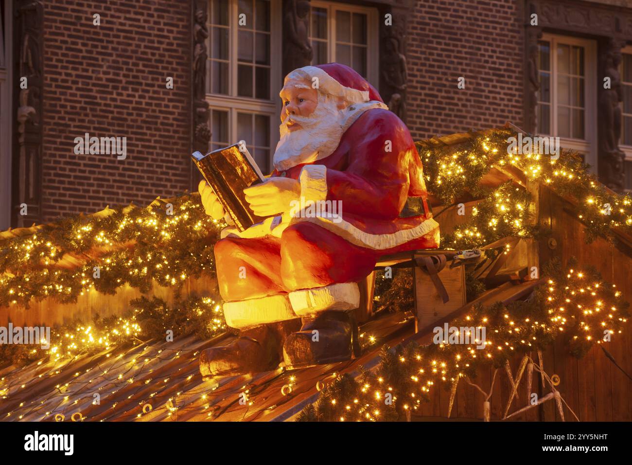 Vater Weihnachten als Dekoration auf dem Bremer Weihnachtsmarkt in der Abenddämmerung, Bremen, Deutschland, Europa Stockfoto