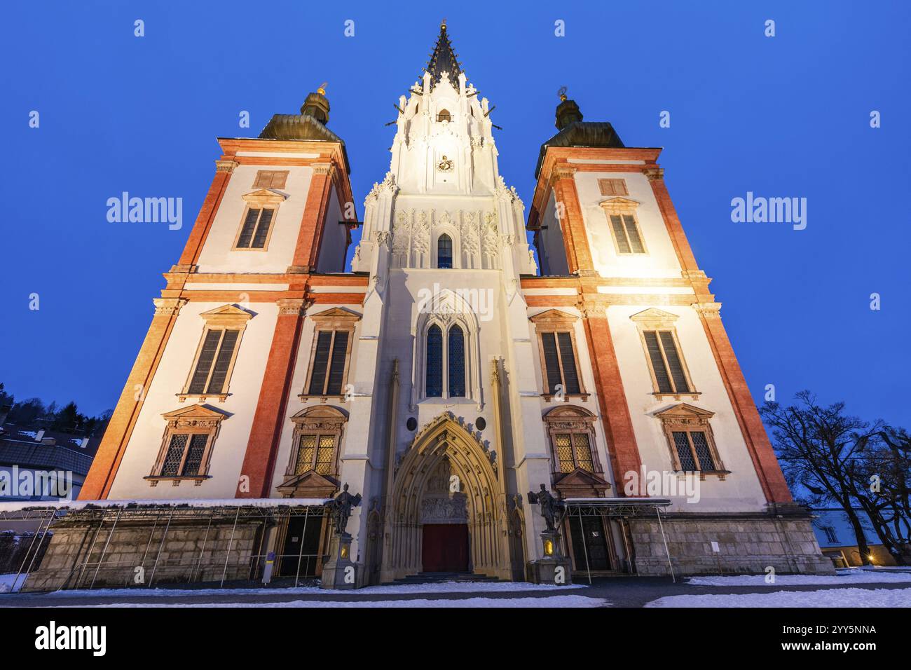 Fassade der Wallfahrtskirche, Basilika Mariazell, blaue Stunde am frühen Morgen, Mariazell, Steiermark, Österreich, Europa Stockfoto