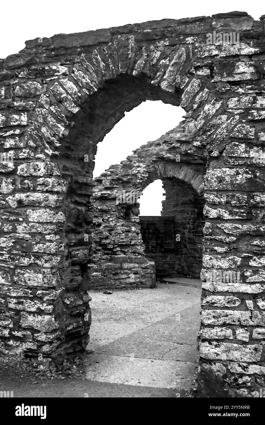 Offene Türen und Bögen in Schwarz und weiß einer alten Burgruine in Wales Stockfoto