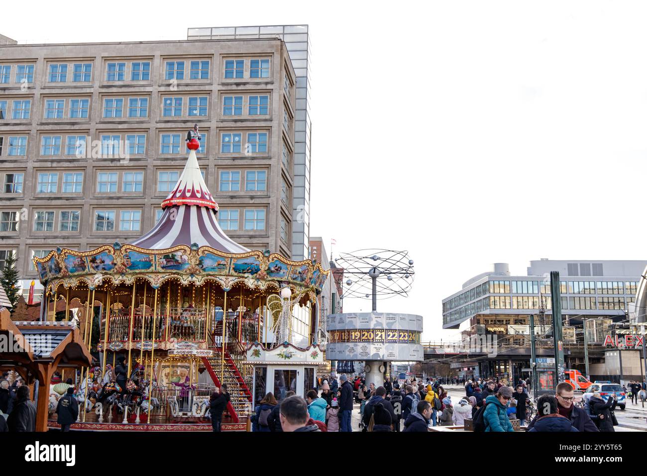 Berlin, Deutschland - 15. Dezember 2019: Karussell dreht sich neben der Weltzeituhr auf dem alexanderplatz während der weihnachtszeit Stockfoto