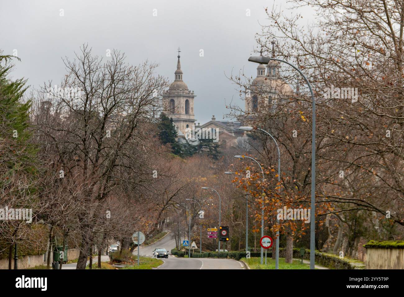 Blick auf das Kloster El Escorial in Madrid, erbaut aus Granitstein. Wo sich das Regierungszentrum des kaiserlichen Spaniens befand Stockfoto