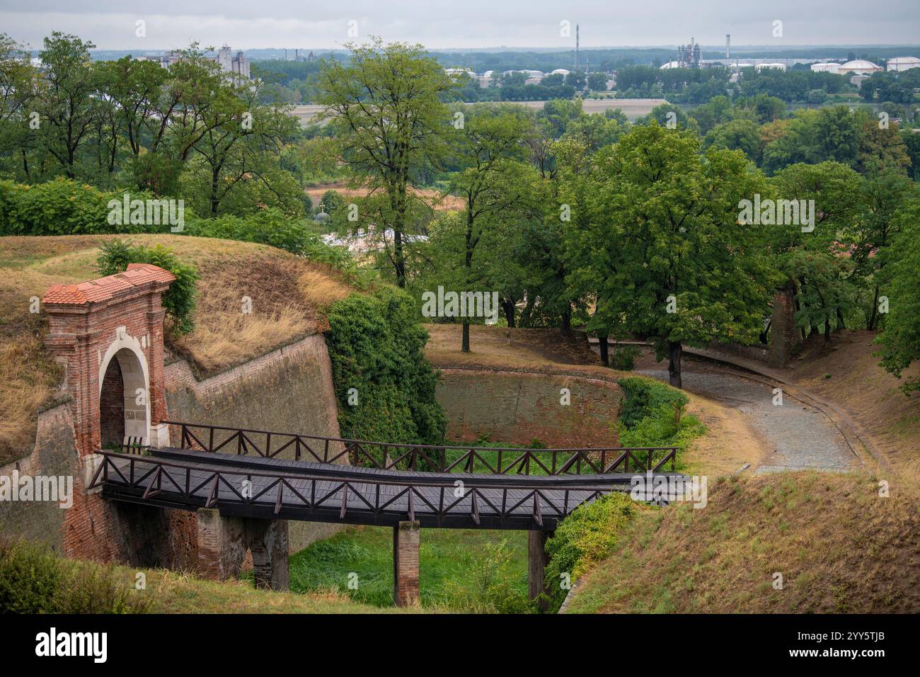 Ein wunderschönes altes Eingangstor aus Ziegelmauern und eine hölzerne Brücke zur alten Militärfestung Petrovaradin in Novi Sad, Serbien. Stockfoto
