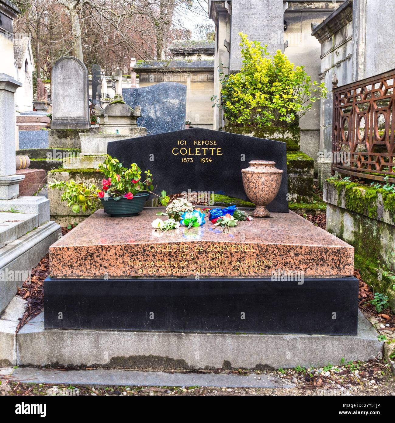 Das Grab von Colette (Sidonie-Gabrielle) 1873-1954 auf dem Friedhof Père Lachaise, Paris, Frankreich. Stockfoto