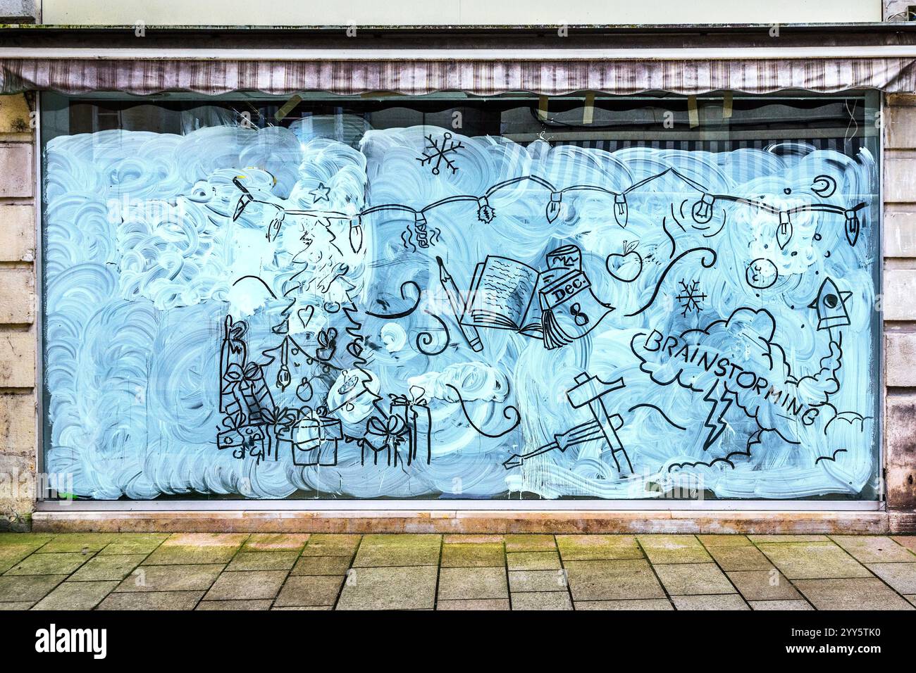 Graffiti und Nachrichten im Schaufenster vorübergehend zur Renovierung geschlossen - Loches, Indre-et-Loire (37), Frankreich. Stockfoto