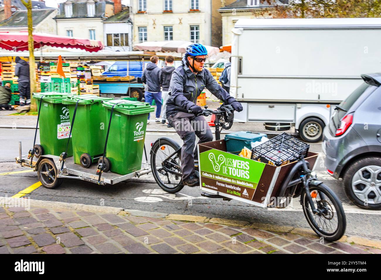 „Les Vers de Tours“ Fahrradsammlung von organischen Abfällen aus Restaurants und Cafés - Tours, Indre-et-Loire (37), Frankreich. Stockfoto