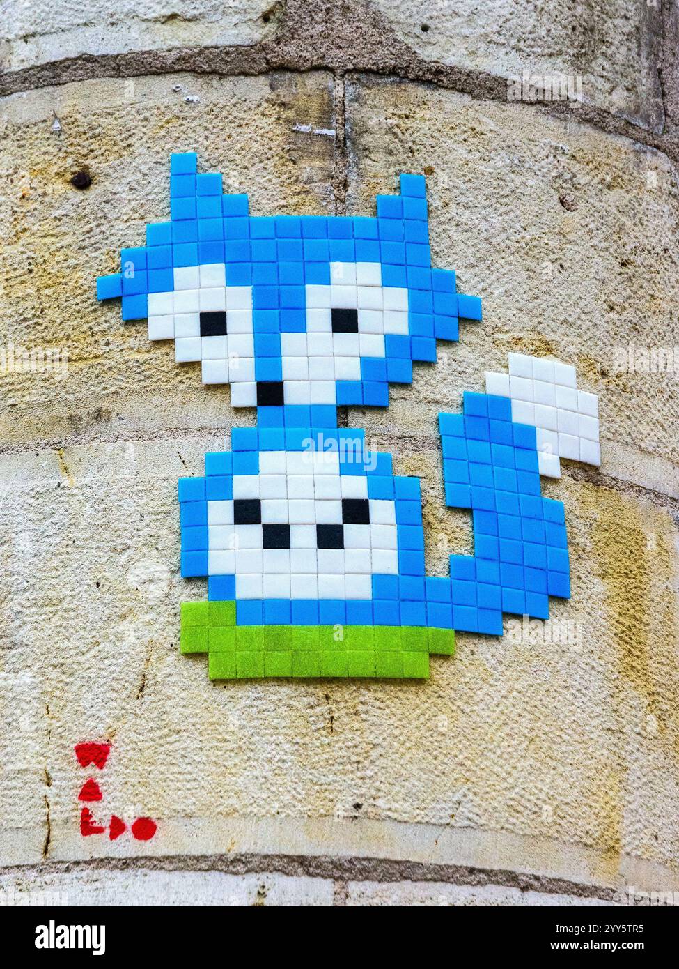 Plastik-Mosaik-Kunstwerk der Comic-Katze des Straßenkünstlers Waldo an der Ecke des Gebäudes - Tours, Indre-et-Loire (37), Frankreich. Stockfoto