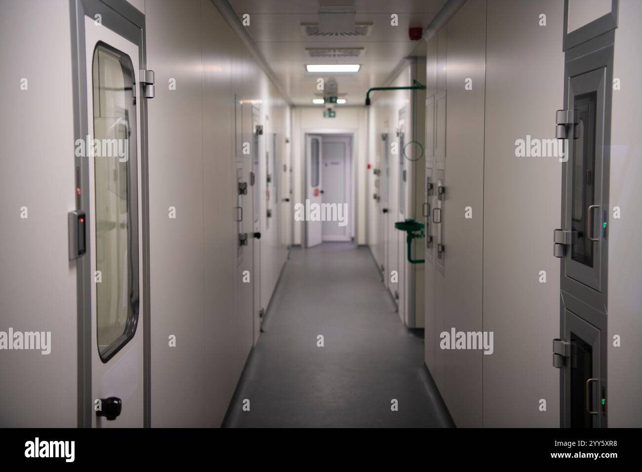 Futuristisches Labor mit Geräten für DNA-Forschung, Genomsequenzierung und Bioinformatik. Wissenschaftsforschungszentrum. Stockfoto