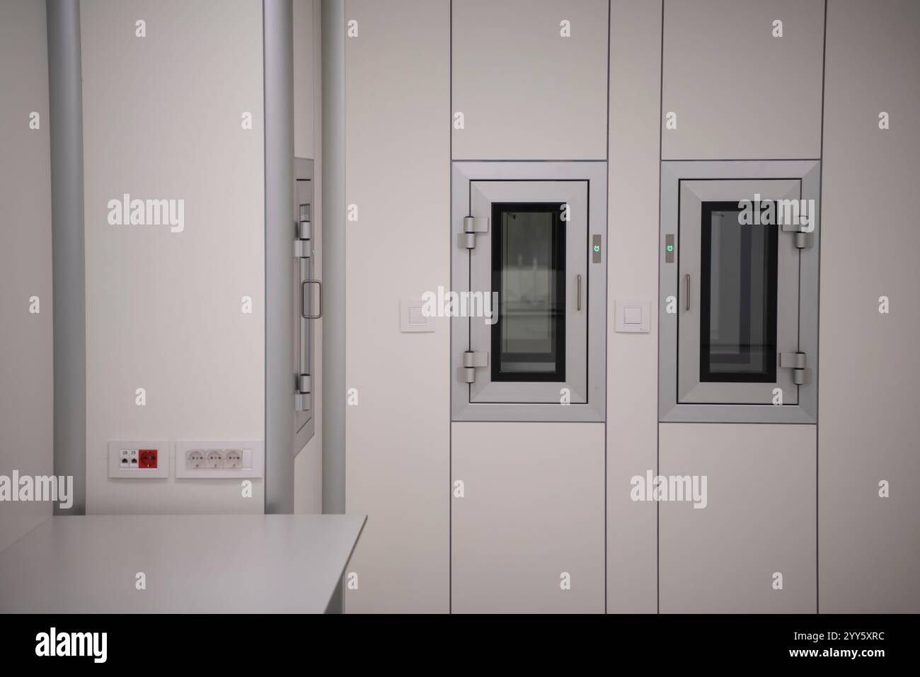 Futuristisches Labor mit Geräten für DNA-Forschung, Genomsequenzierung und Bioinformatik. Wissenschaftsforschungszentrum. Stockfoto