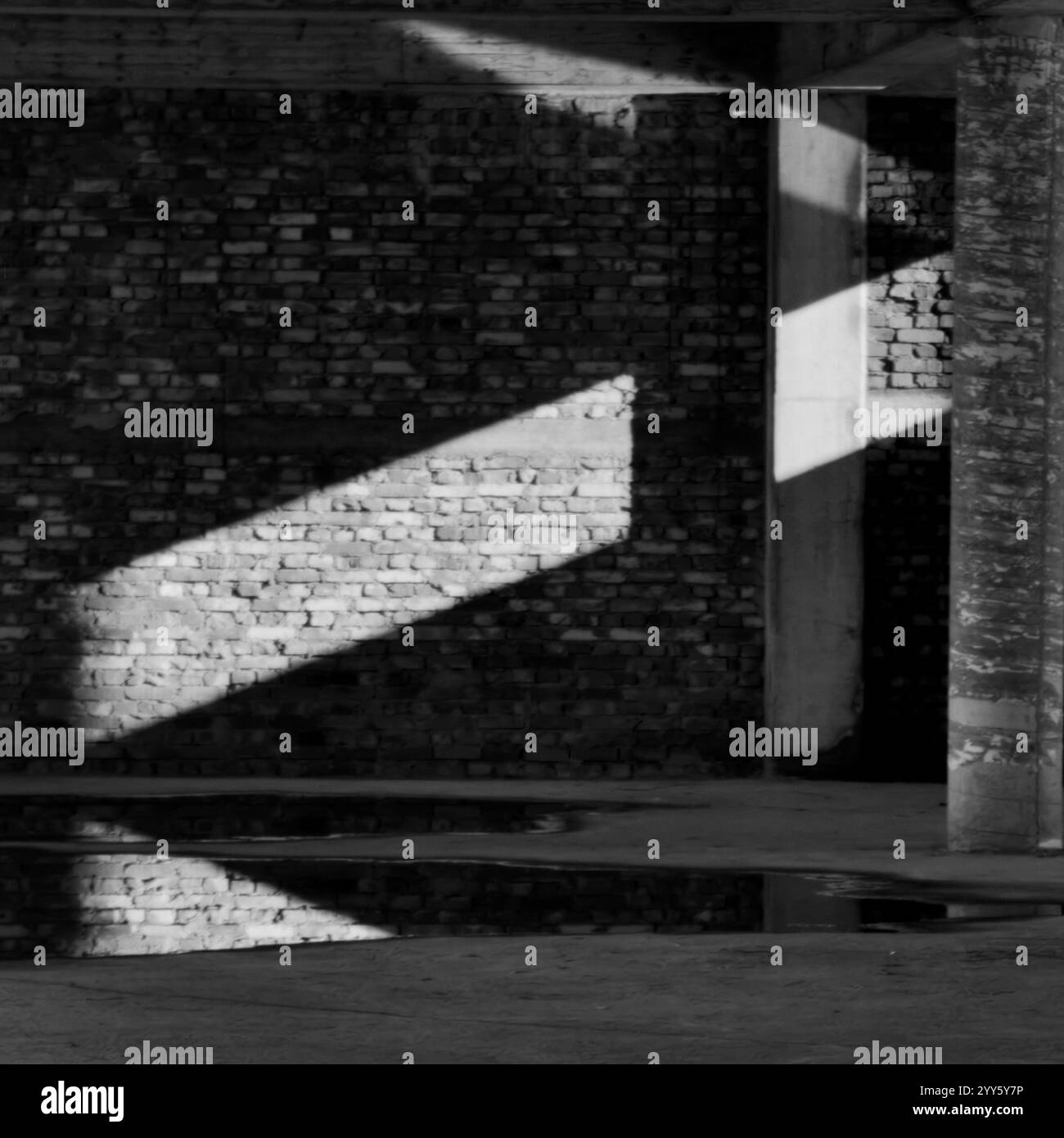 Morgenlicht auf unvollendeter Architektur: Rund um die Ecke Stockfoto