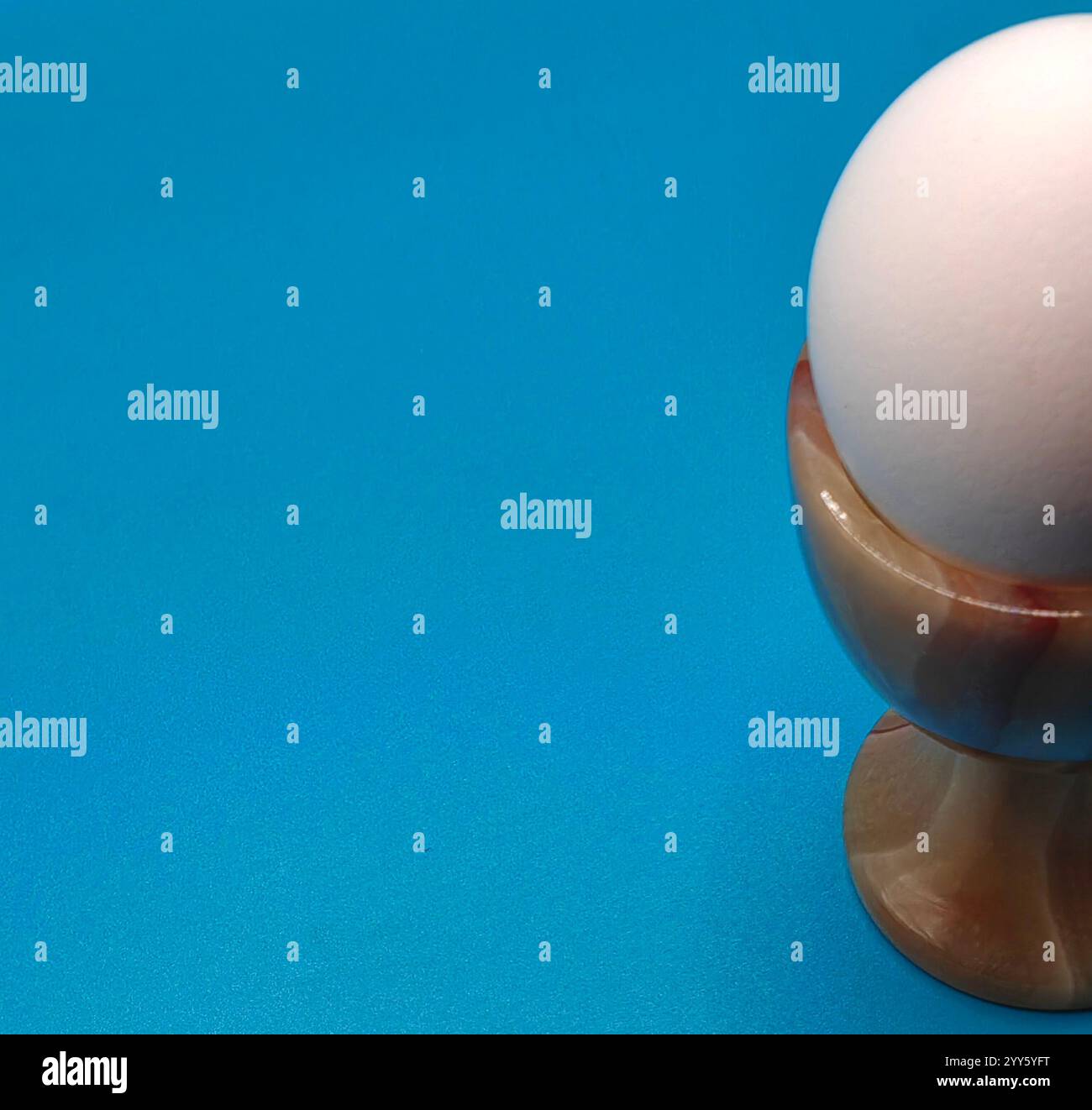 Weißes Ei im Marmorbecher. Eleganz des Minimalismus. Stockfoto