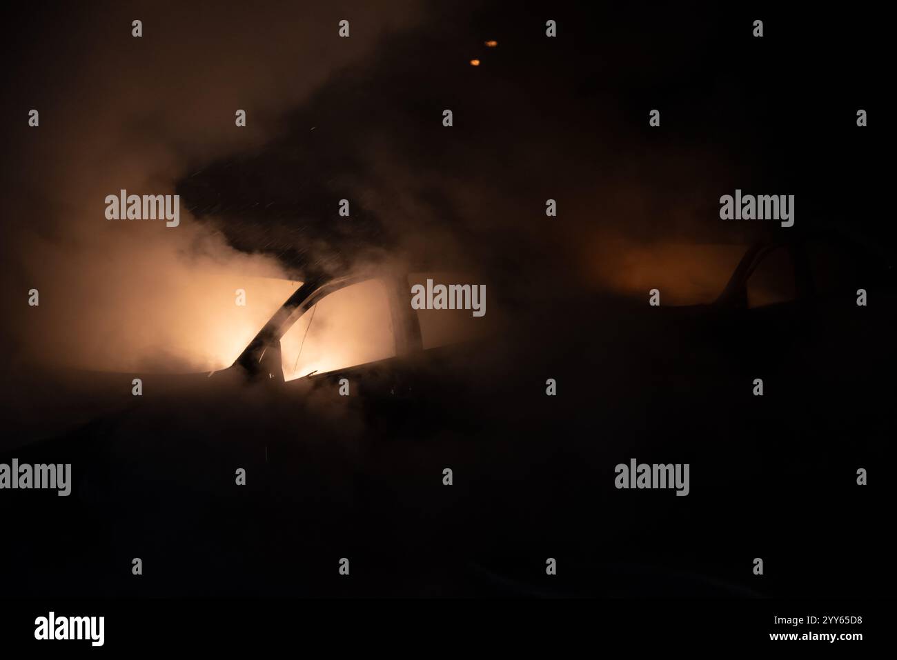 Brennende Polizeiwagen im Zentrum der Stadt in der Nähe der Kirche während der Unruhen, die durch Demonstrationen und Gewalt gegen das Regime verursacht wurden. Stockfoto