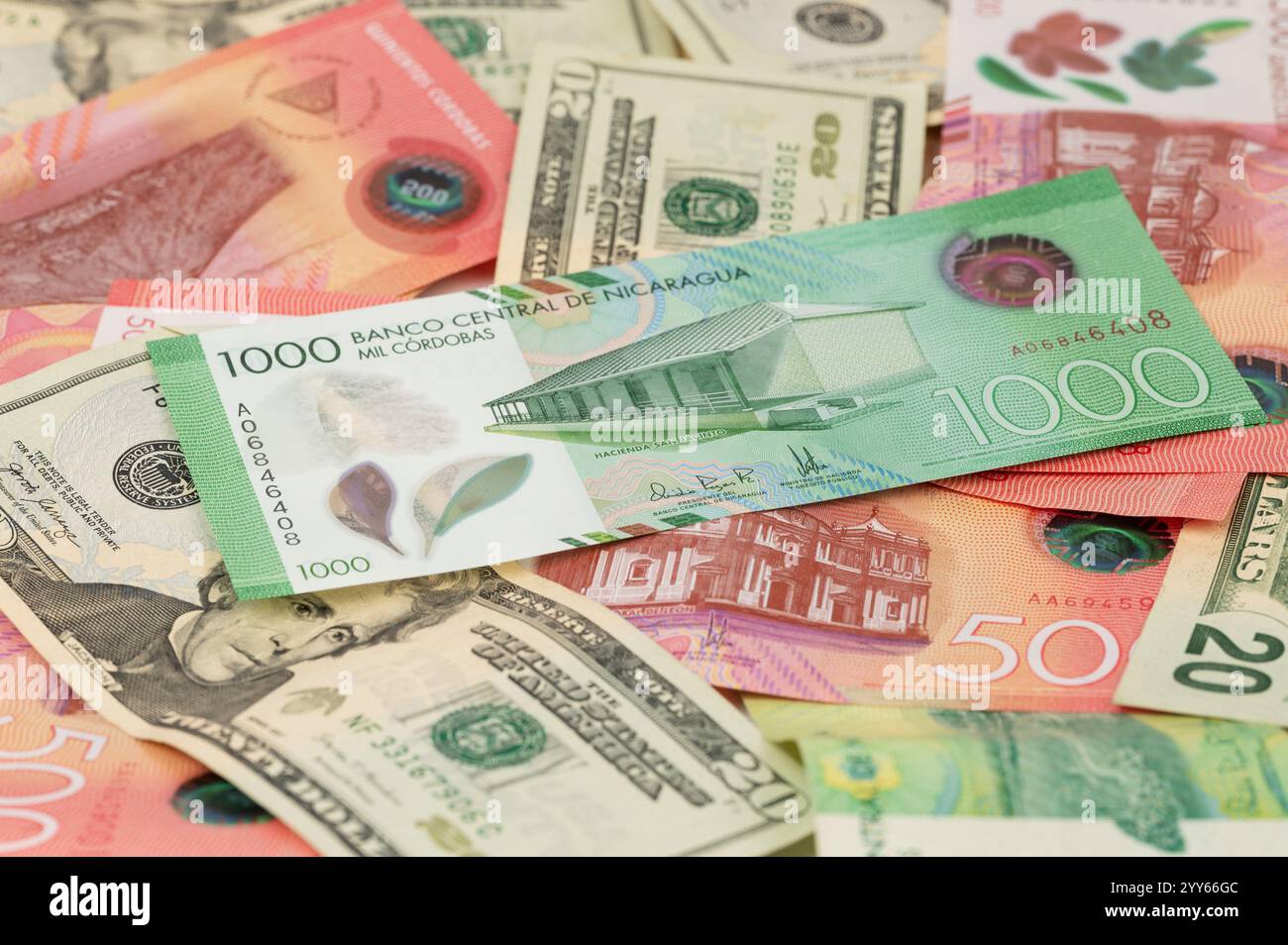 1000 nicaraguanische cordobas-Rechnung auf us-20-Dollar-Rechnung Hintergrund Stockfoto