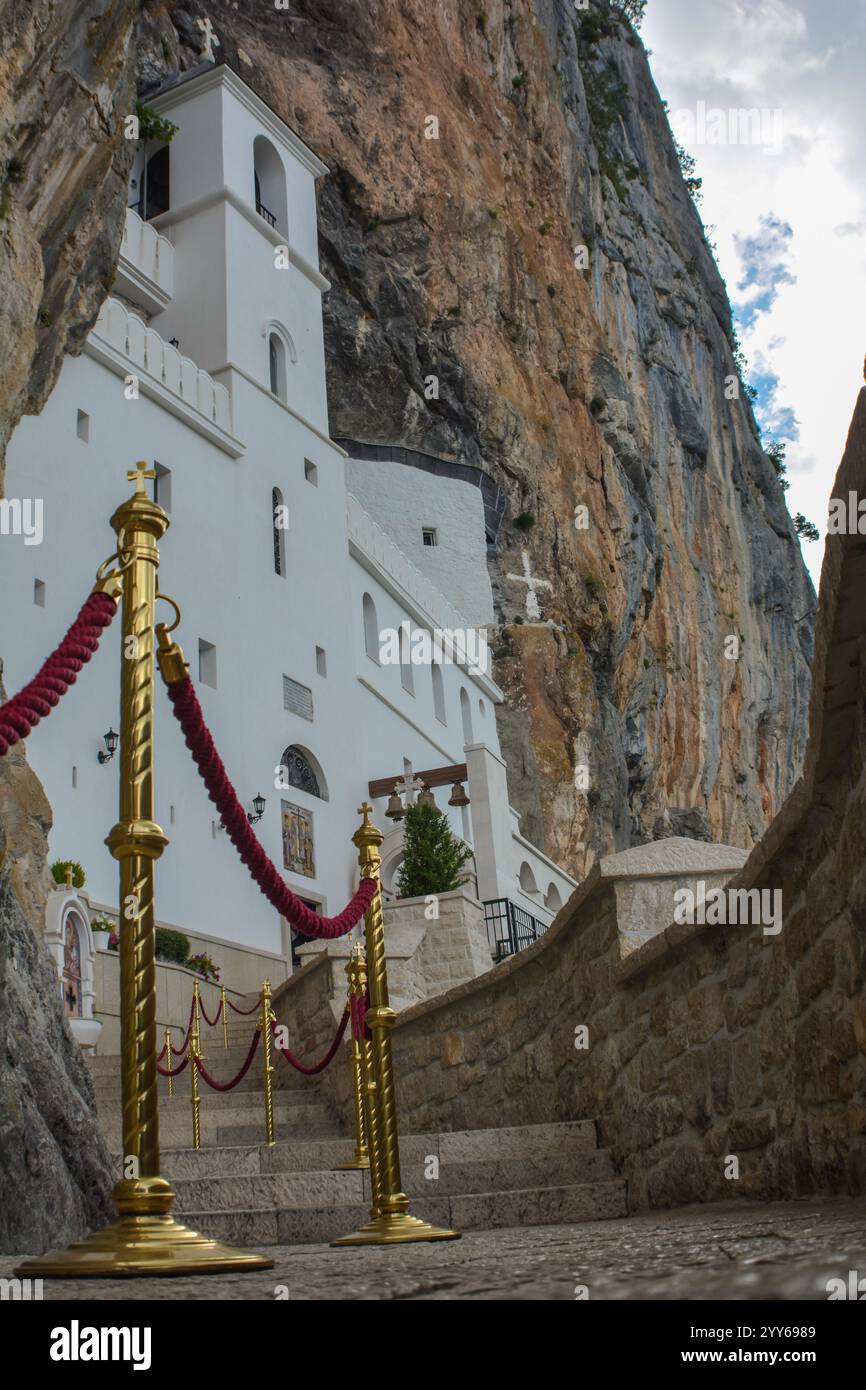 Klosterkirche Ostrog gegen den Berg, im Felsen gebaut, Nahaufnahme der Stufen, die zum Kloster führen. Stockfoto