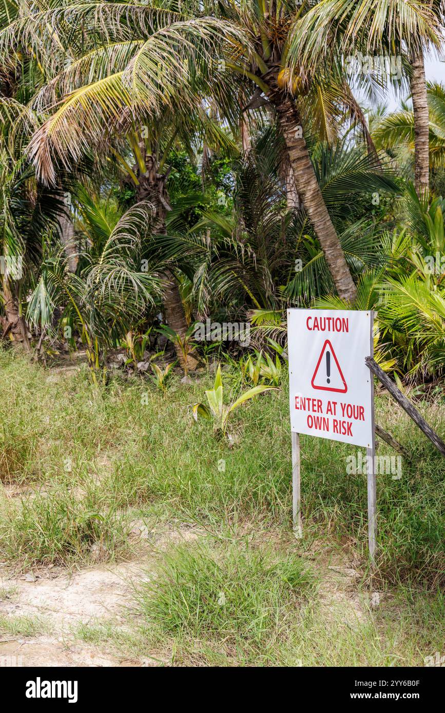 Achtung: Betreten Sie das Schild auf eigene Gefahr am Rande des Strandes, Miri, Sarawak, Malaysia, Borneo Stockfoto Achtung: Betreten Sie das Schild auf eigene Gefahr am Rande des Strandes, Miri, Sarawak, Malaysia, Borneo Stockfoto