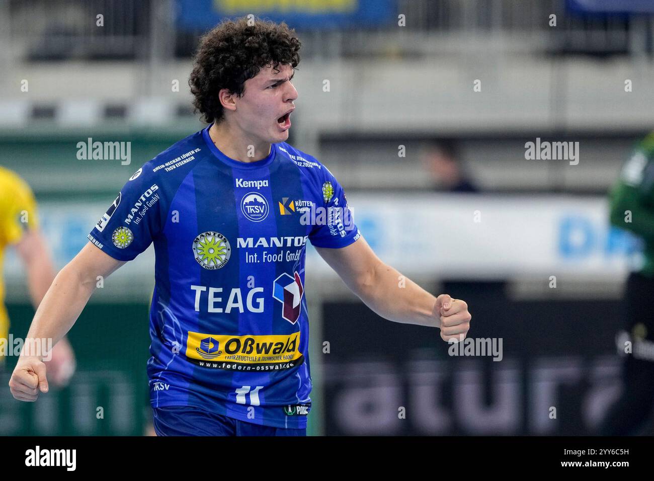 Heidelberg, Deutschland. Dezember 2024. Torschütze Gian Attenhofer (ThSV, 11), Spieler vom ThSV Eisenach, jubelt über ein Tor, Jubel, jubeln, Torjubel, Torerfolg, feiern Sie das Ziel, das Ziel, das fest, jubelt über das Tor, Freuen, Freude, freut sich, optimistisch, positiv, Spielszene, Highlight, Einzelbild, Einzelfoto, Aktion, 19.12.2024, Heidelberg (Deutschland), Handball, DHB-Pokal, Viertelfinale, Rhein-Neckar Löwen - ThSV Eisenach Credit: dpa/Alamy Live News Stockfoto