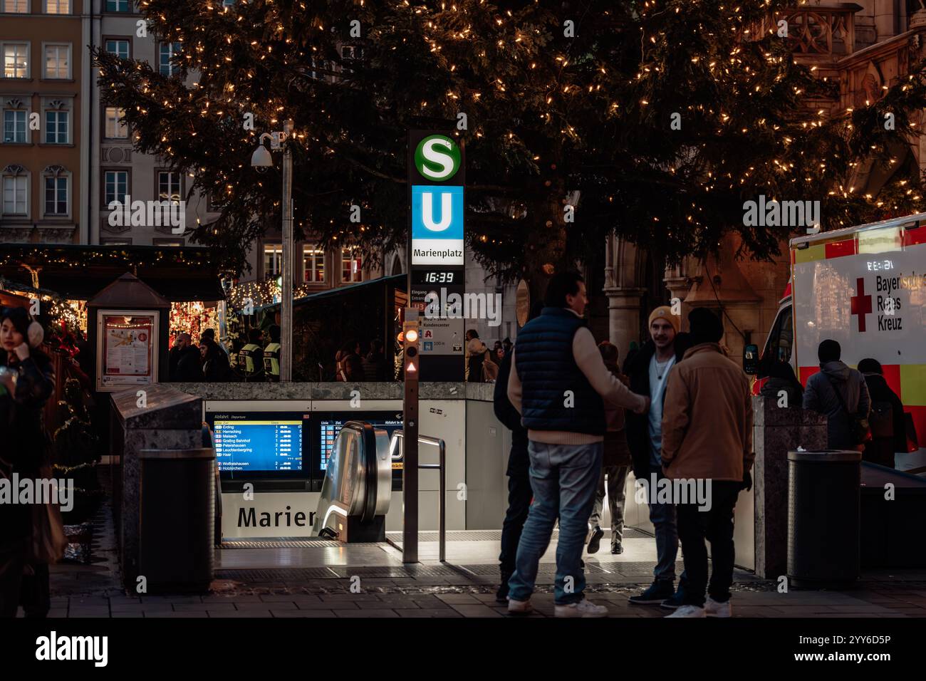 München, Deutschland - 3. Dezember 2024: Während eines Weihnachtsmarktes in Even stehen Menschen vor dem Eingang zum U- und S-Bahnhof Marienplatz Stockfoto