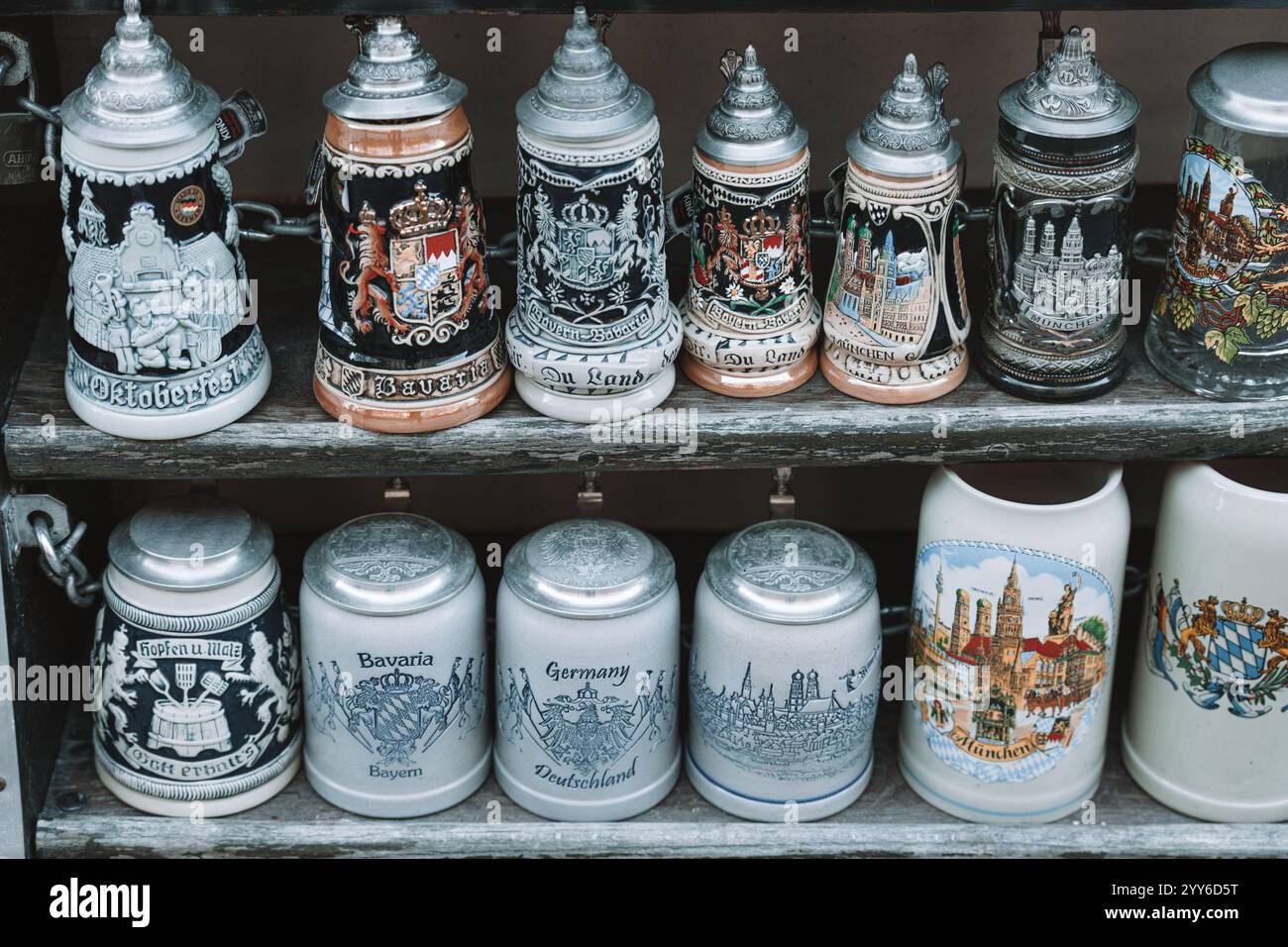 München, Deutschland - 3. Dezember 2024 - schöne, kunstvoll verzierte, farbenfrohe Biersteine und Figuren mit Oktoberfest- und bayerischen Motiven zum Verkauf in einem Geschäft Stockfoto