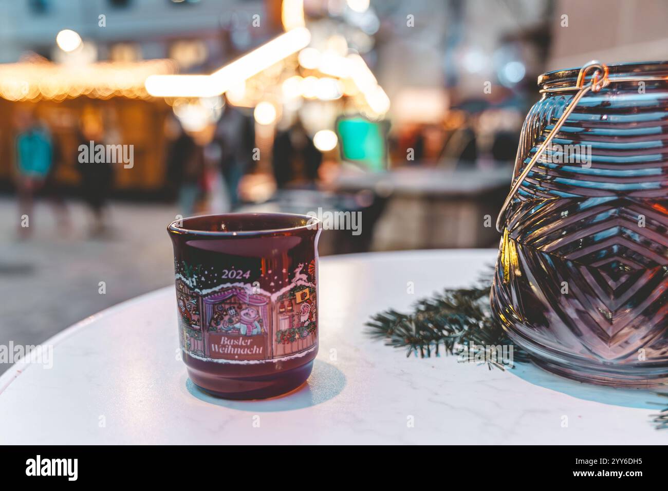 Basel, Schweiz - 5. Dezember 2024: Traditioneller Weihnachtsmarkt Glühweinbecher am Abend auf dem Barfusserplatz mit festlichen Lichtern Stockfoto