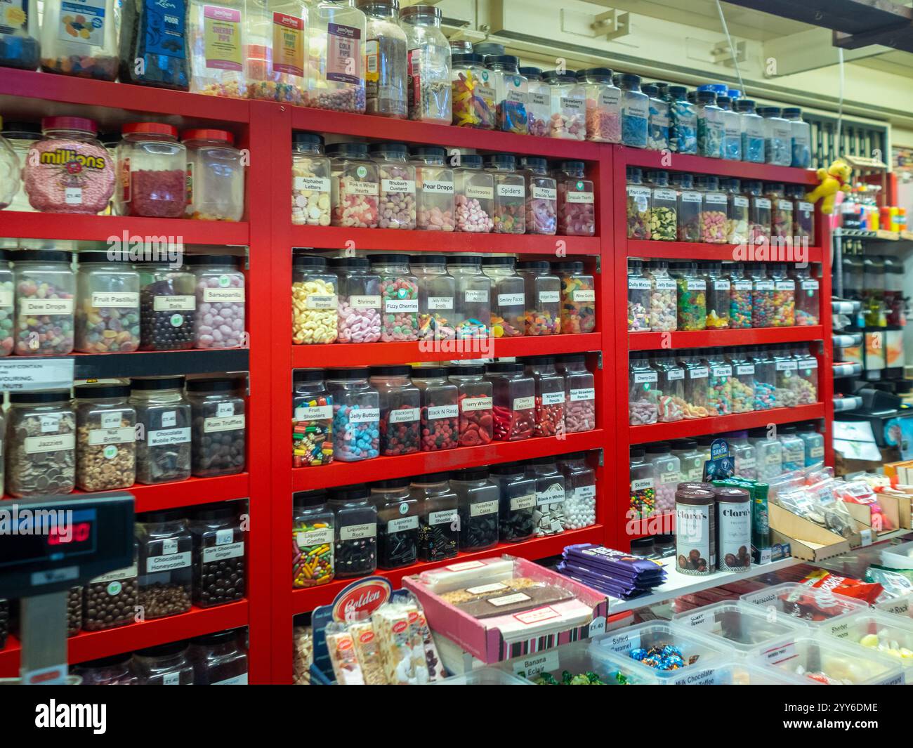 Farbenfrohe Gläser gefüllt mit traditionellen Kinderbonbons auf dem Stockport Market. Stockfoto
