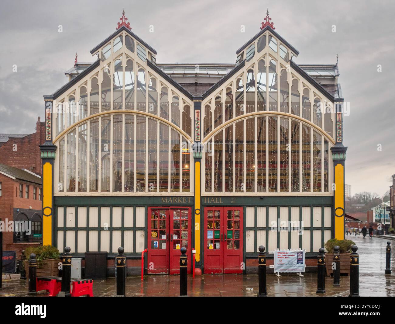 Die historische Stockport Indoor Market Hall bietet eine lebendige Atmosphäre mit festlicher Dekoration, Speisen und Gemeindeversammlungen. Stockfoto