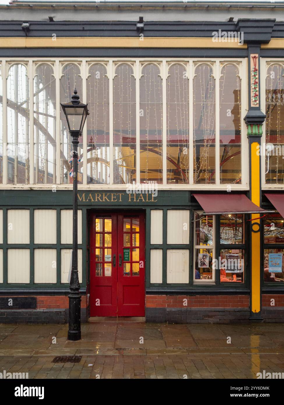 Erkunden Sie die Stockport Indoor Market Hall, ein bezaubernder Veranstaltungsort, der 2008 restauriert wurde und während der Weihnachtszeit festliche Speisen und Getränke bietet. Stockfoto