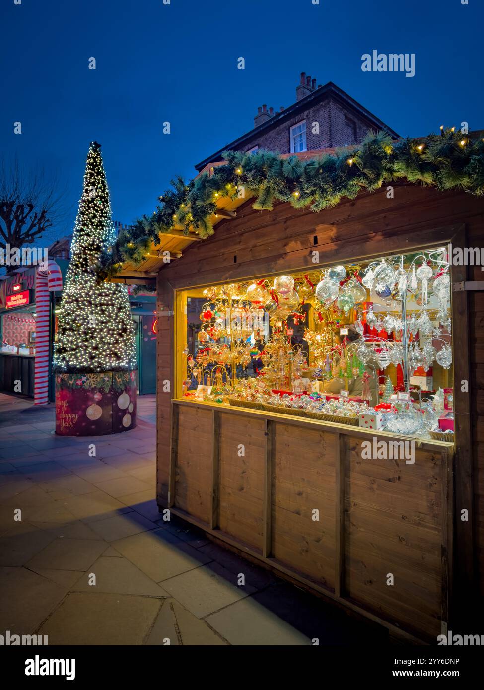 Yorker Weihnachtsmarkt bei Dämmerung. Stockfoto