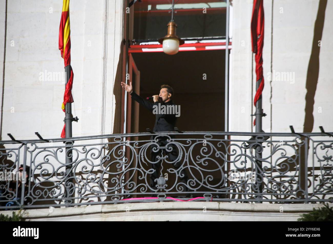 Madrid, Spanien, 19. Dezember 2024: Die Präsidentin der Gemeinschaft Madrid, Isabel Díaz Ayuso, präsentiert am 19. Dezember 2024 in der Real Casa de Correos in Madrid, Spanien die Darbietung von David Bisbal während der Weihnachtsfeier in Sol mit David Bisbal. Quelle: Alberto Brevers / Alamy Live News. Stockfoto