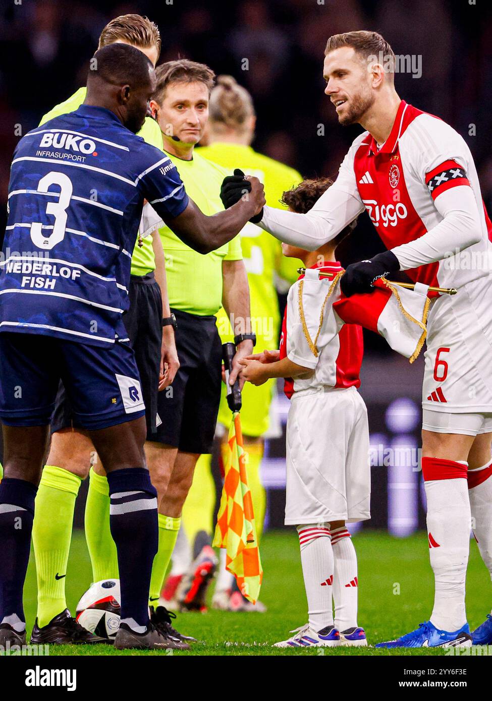 Amsterdam, Niederlande. Dezember 2024. AMSTERDAM, NIEDERLANDE - 19. DEZEMBER: Jordan Henderson vom AFC Ajax gibt Mitch Apau vom SC Telstar vor dem Spiel der zweiten Runde des niederländischen TOTO KNVB Cups zwischen AFC Ajax und SC Telstar in der Johan Cruijff Arena am 19. Dezember 2024 in Amsterdam, Niederlande. (Foto: Broer van den Boom/Orange Pictures) Credit: Orange Pics BV/Alamy Live News Stockfoto