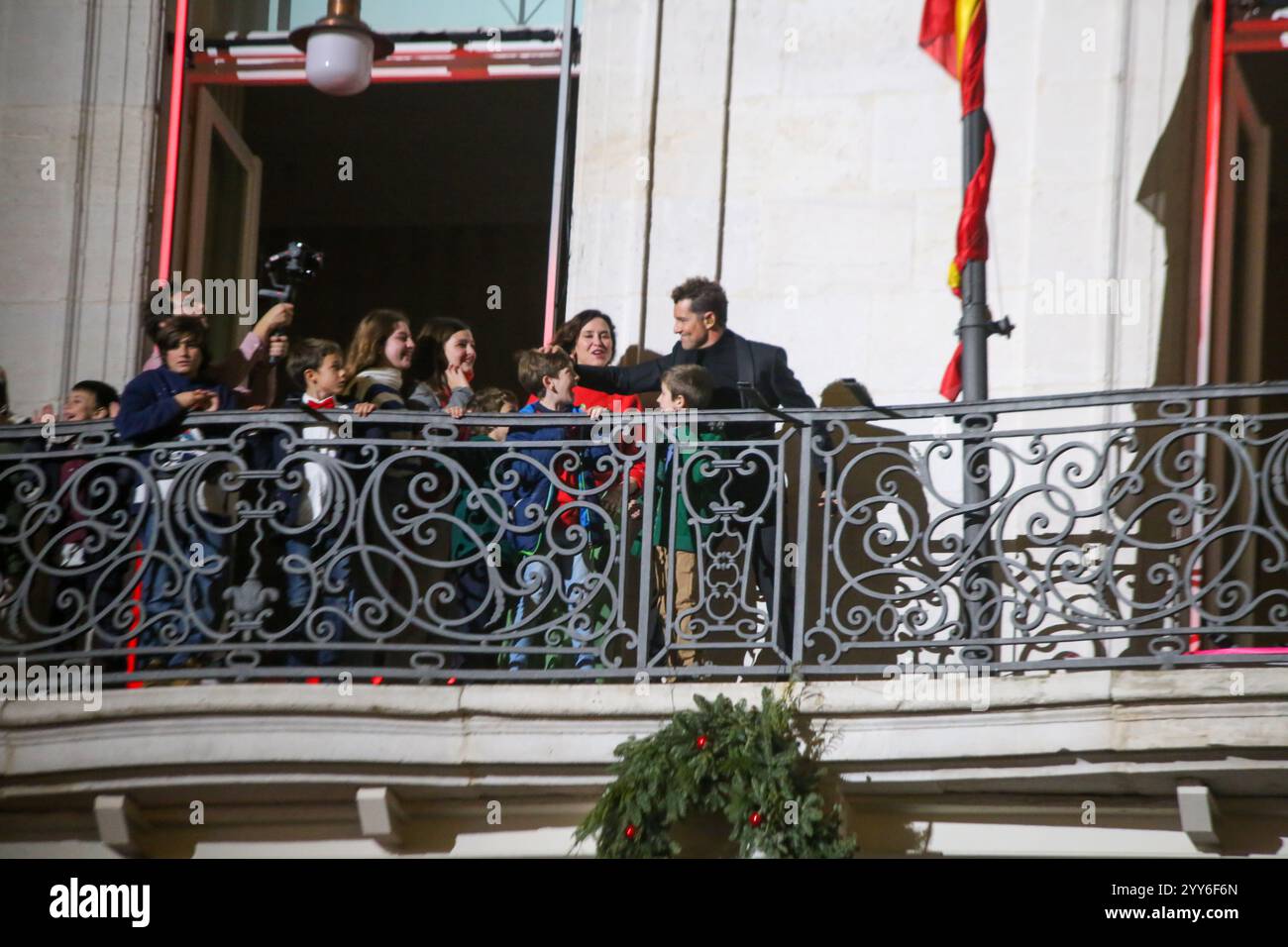 Madrid, Spanien, 19. Dezember 2024: Sänger David Bisbal (R) begrüßt Kinder während der Weihnachtsfeier im Sol mit David Bisbal am 19. Dezember 2024 in der Real Casa de Correos in Madrid. Quelle: Alberto Brevers / Alamy Live News. Stockfoto