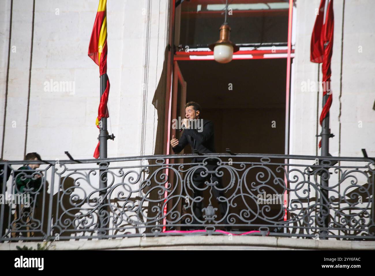 Madrid, Spanien, 19. Dezember 2024: Die Präsidentin der Gemeinschaft Madrid, Isabel Díaz Ayuso, präsentiert am 19. Dezember 2024 in der Real Casa de Correos in Madrid, Spanien die Darbietung von David Bisbal während der Weihnachtsfeier in Sol mit David Bisbal. Quelle: Alberto Brevers / Alamy Live News. Stockfoto