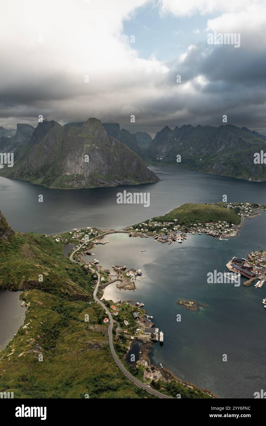 Senkrechte Luftaufnahme einer Küstenstraße in Lofoten mit Berglandschaft Stockfoto