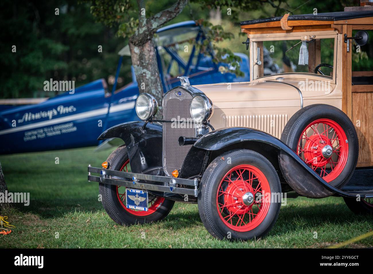Antikes Auto und Flugzeug am Van Sant Airport in Bucks County PA Stockfoto