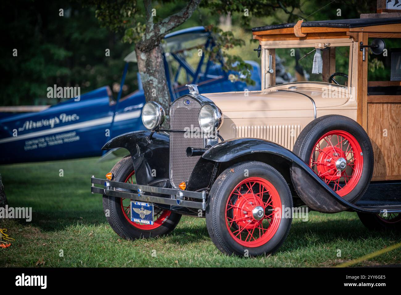 Antikes Auto und Flugzeug am Van Sant Airport in Bucks County PA Stockfoto