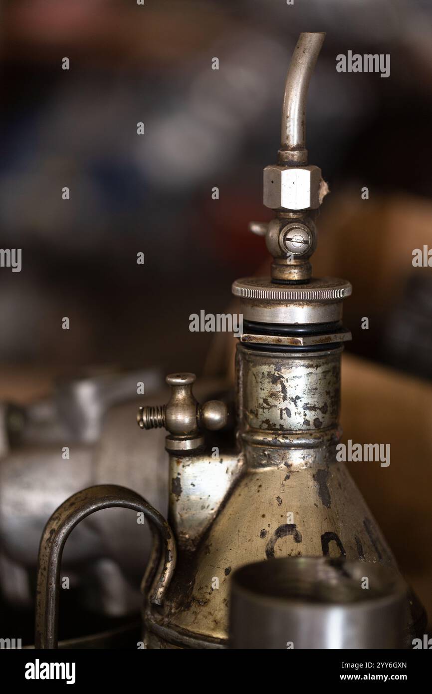 Nahaufnahme einer Ölkanne in einer Werkstatt. Stockfoto