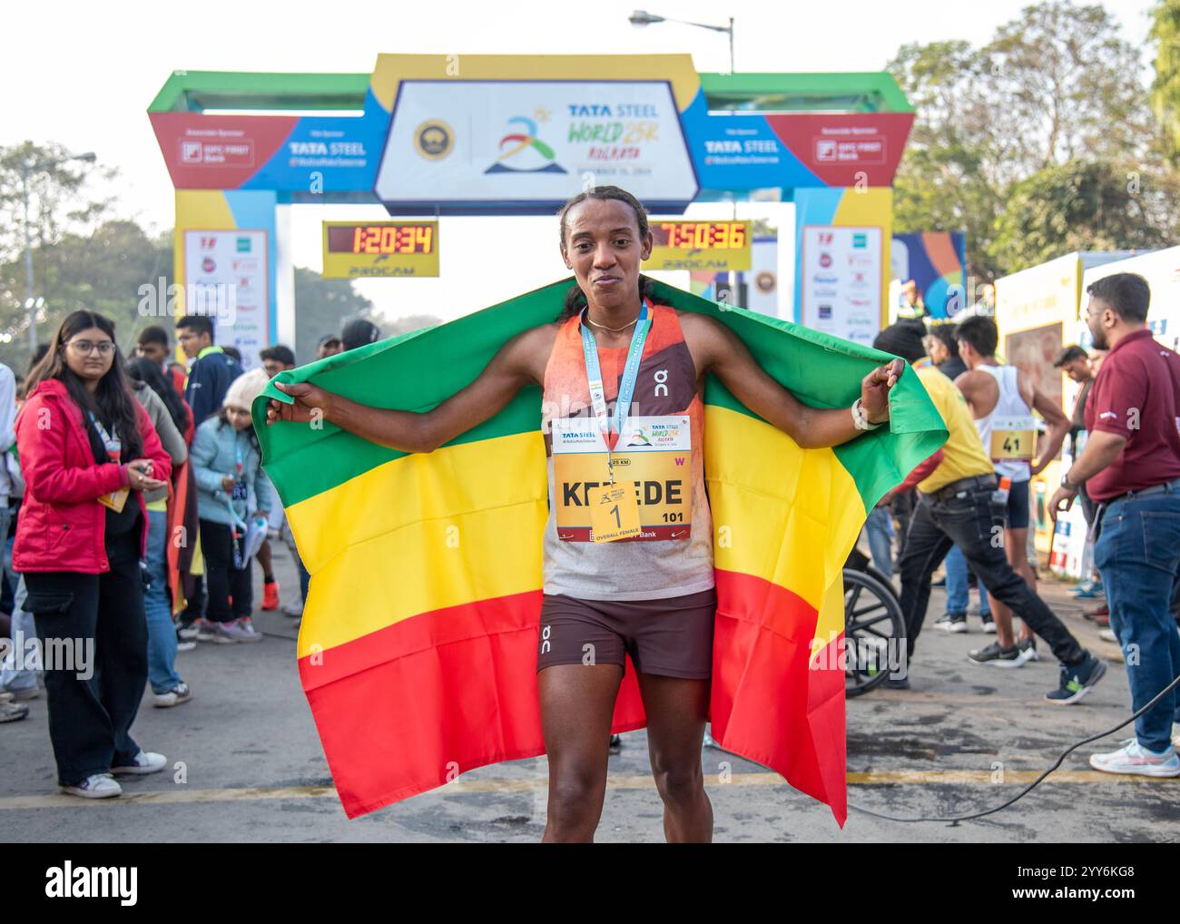 Kalkutta, Indien. Dezember 2024. Tata Steel World Marathon 25K Kolkata (TSW25K). Der weltweit einzige World Athletics Gold Label 25K Marathon fand am 15. Dezember 2024 in Kalkutta statt. Sutume Kebede (Äthiopien) nach dem Sieg des Rennens. (Foto: Amlan Biswas/Pacific Press/SIPA USA) Credit: SIPA USA/Alamy Live News Stockfoto