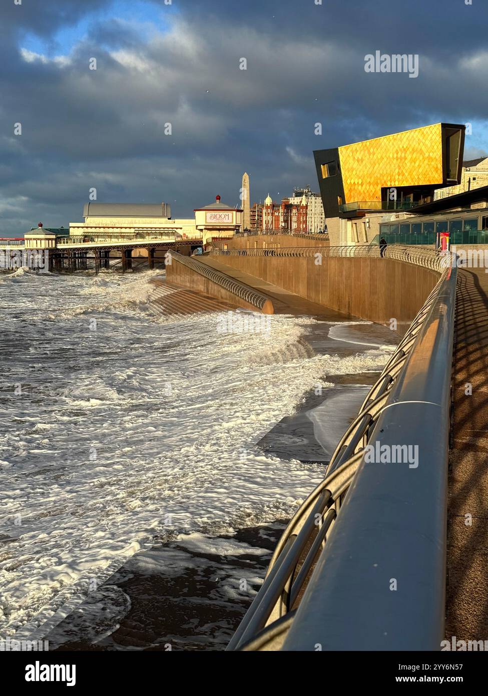 An einem windigen Wintertag entlang der Blackpool Promenade in Richtung North Pier und der Golden Wedding Chapel mit Kriegsdenkmal in der Ferne. Stockfoto