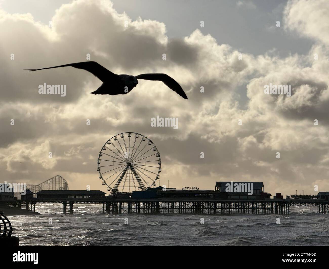 Zentraler Pier mit Möwen fliegen an einem windigen Wintertag in Blackpool, Lancashire. - Smartphone-aufgenommenes Stockfoto