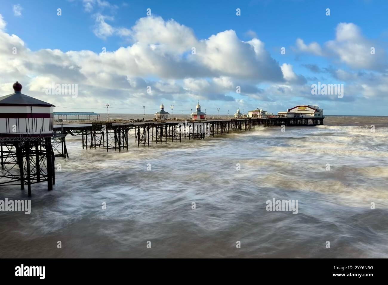 North Pier in Blackpool an einem windigen Wintertag, an dem das Meer durch Bewegung verschwommen ist - Smartphone-aufgenommenes Stockfoto